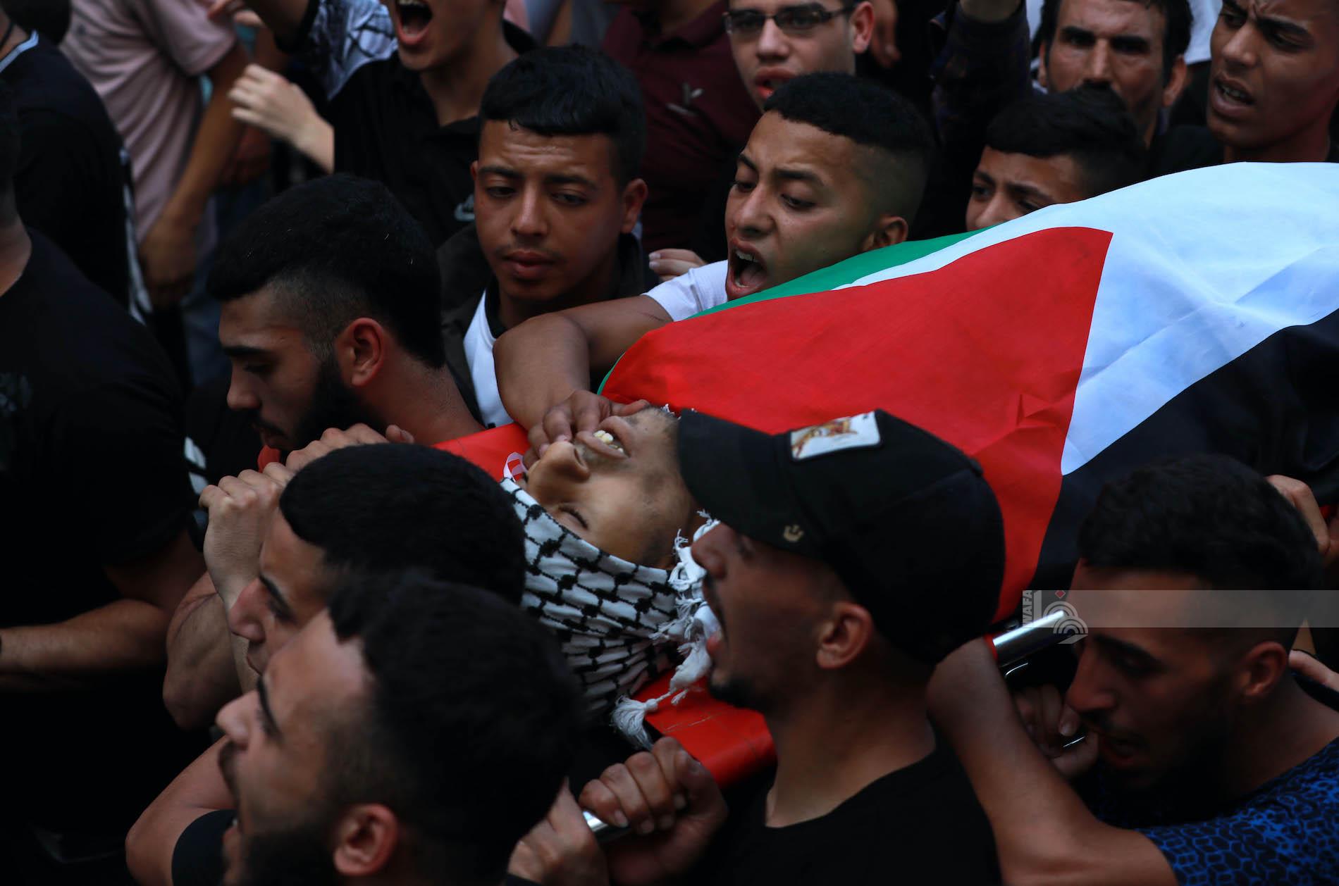 جانب من تشييع جثمان الشهيد فارس حشاش (19 عاما) إلى مثواه الأخير في مخيم بلاطة شرق نابلس (تصوير: أيمن نوباني/وفا)